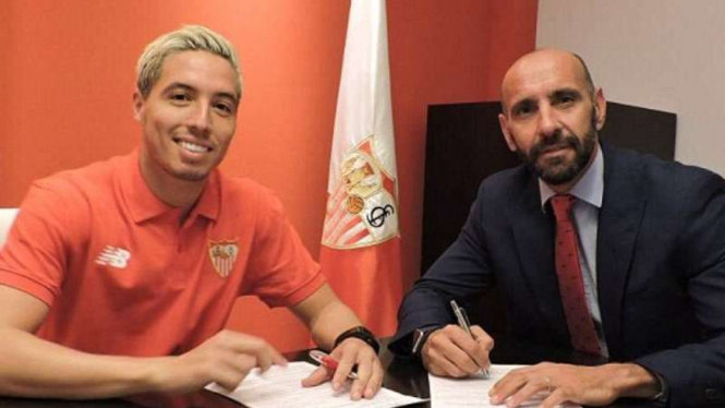 Samir Nasri saat menandatangani kontrak bersama Sevilla