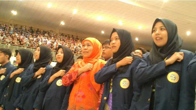 Menteri Sosial Khofifah Indar Parawansa saat bersama mahasiswa Universitas Airlangga Surabaya Jawa Timur, Rabu (31/8/2016)