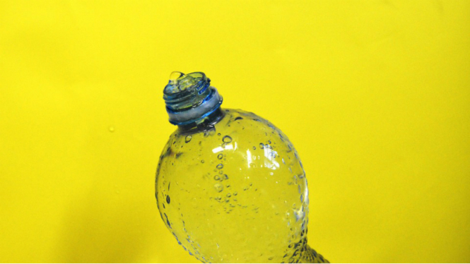 Ilustrasi botol plastik