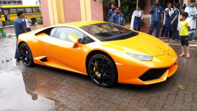 Lamborghini oranye yang dikemudikan Suman.