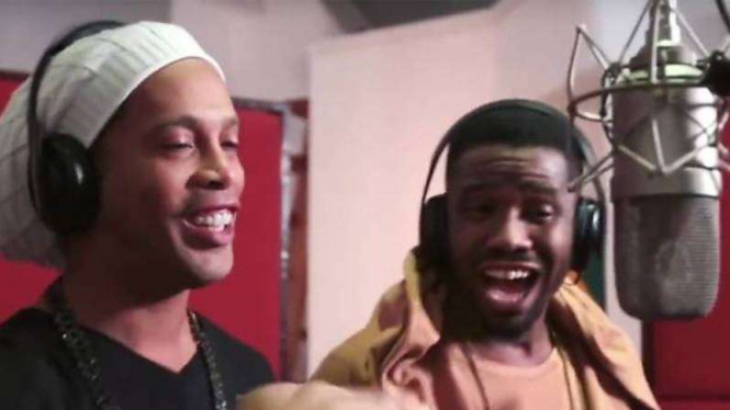 Ronaldinho menyanyikan lagu untuk Paralimpiade bersama musisi Brasil,  Jhama