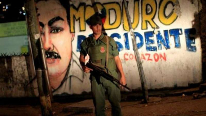 Tentara Venezuela di depan mural Presiden Nicolas Maduro di ibu kota Caracas.