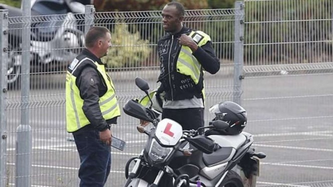 Usain Bolt saat hendak berlatih mengendarai sepeda motor.