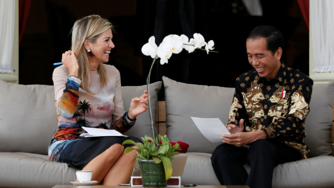Ratu Maxima dari Belanda saat berbincang dengan Presiden Joko Widodo.