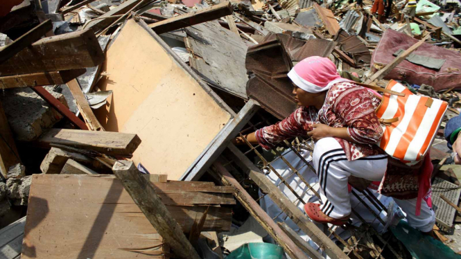 Bangunan liar di Rawajati, Jakarta Selatan, setelah dibuldoser.