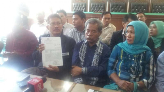 Orang tua pelaku teror bom di Gereja Santo Yosep Medan Sumatera Utara saat menyampaikan permohonan maafnya kepada publik atas ulah IAH (17), Kamis (1/9/2016)