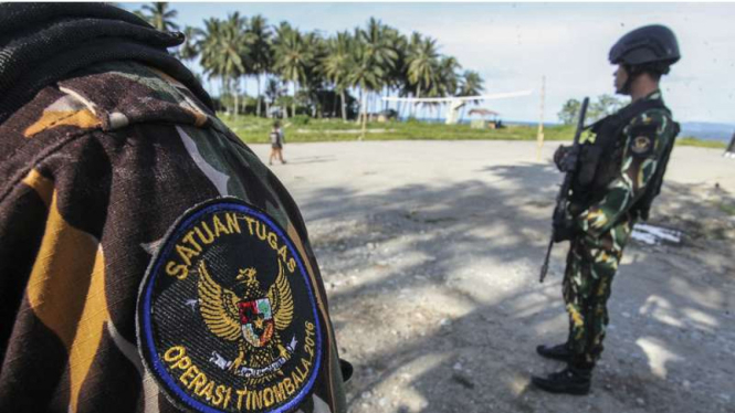 Prajurit Satgas melakukan penjagaan saat Operasi Tinombala 2016 di Posko Operasi Tinombala 2016 Sektor II. Tokorondo, Poso, Sulawesi tengah, Selasa (16/8/2016).