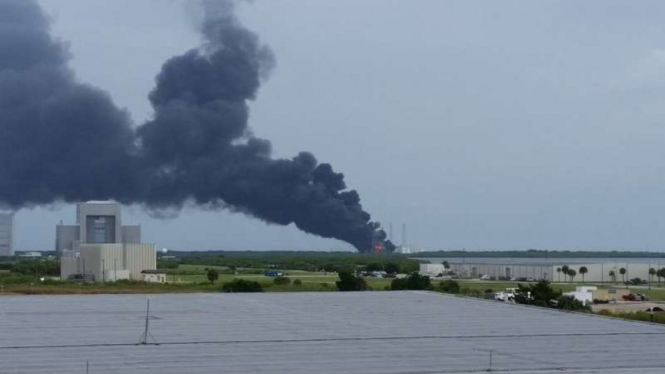 Roket Falcon9 Space X meledak saat uji coba peluncuran di Cape Canaveral, Florida Amerika Serikat, Kamis, (1/9/2016)