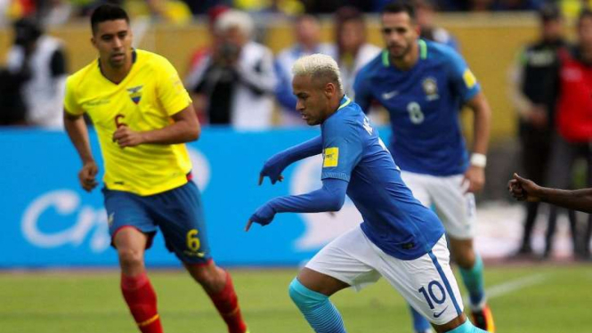 Penyerang Timnas Brasil, Neymar (kostum biru)