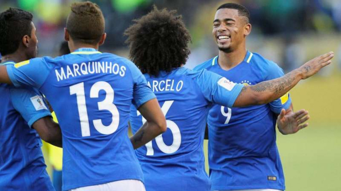 Para pemain Timnas Brasil merayakan gol Gabriel Jesus (paling kanan).