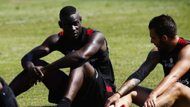 Mario Balotelli dalam latihan bersama Nice.