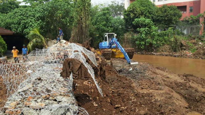 Pengerukan Kali Krukut di Kemang, Jakarta Selatan, Jumat, 2 September 2016.