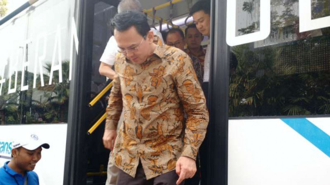 Gubernur DKI Basuki Tjahaja Purnama turun dari bus TransJakarta, Jumat, 2 September 2016.