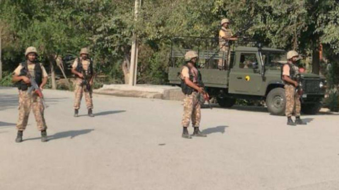Tentara Pakistan berjaga di perbatasan.
