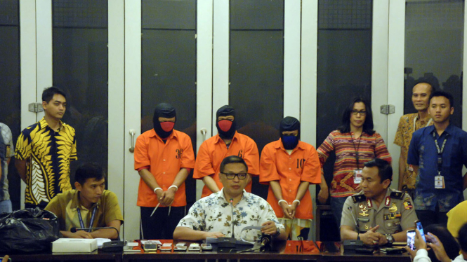 Tiga tersangak pelaku perdagangan anak laki-laki untuk pria dewasa penyuka sesama jenis di Bogor Jawa Barat saat diumumkan oleh Mabes Polri, Jumat (2/9/2016)