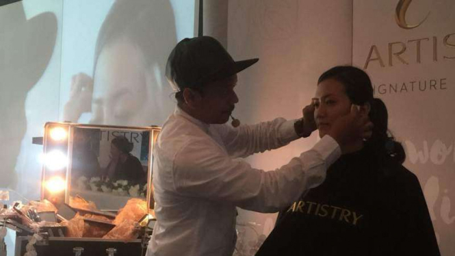 Make-up artist Amy Becks sedang merias wajah model