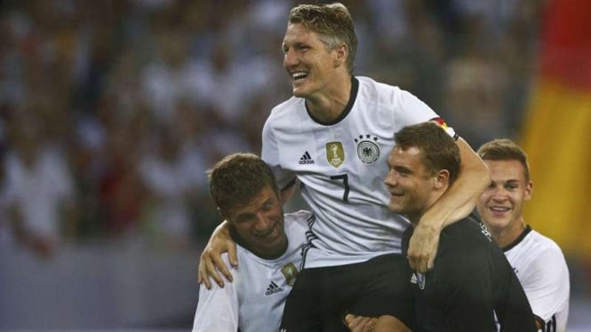 Thomas Mueller (kiri), Bastian Schweinsteiger (tengah), Manuel Neuer (kanan)