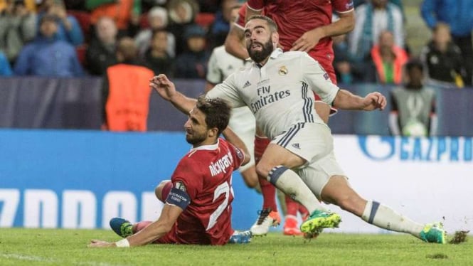 Pemain belakang Real Madrid, Dani Carvajal (kostum putih)