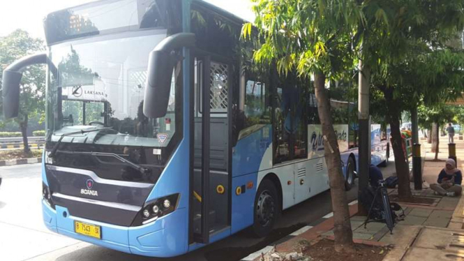 Bus Transjakarta yang sudah terparkir untuk digunakan rekonstruksi.