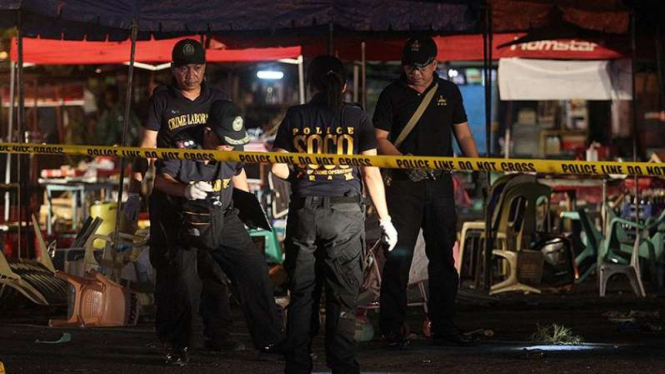 Polisi memeriksa TKP ledakan di Davao City.