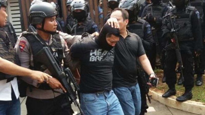 Kepolisian membawa seorang pelaku perampokan dan penyanderaan di kawasan Pondok Indah Jakarta Selatan, Sabtu (3/9/2016).