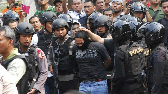 Salah seorang pelaku perampokan dan penyanderaan di rumah elit di kawasan Pondok Indah Jakarta Selatan saat digiring kepolisian.