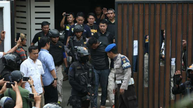  Polisi menggiring satu dari dua pelaku yang melakukan perampokan rumah di kawasan Pondok Indah, Jakarta, Sabtu (3/9/2016)