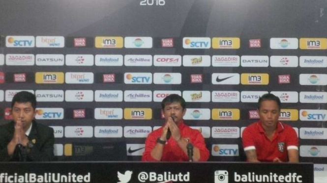 Pelatih Bali United, Indra Sjafri (tengah)