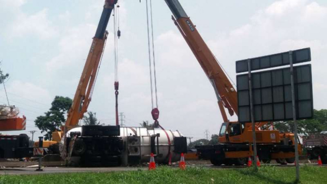 Truk tangki gas terguling di Tol Jagorawi, Minggu, 4 September 2016