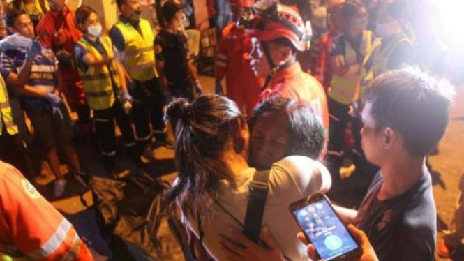 Dua orang wanita menangis pascaledakan bom di kota Davao, Filipina Selatan.