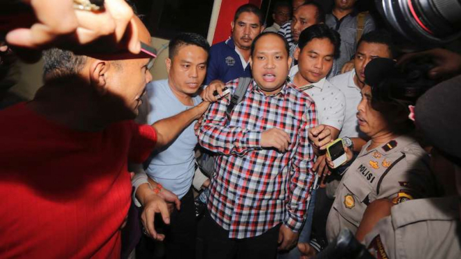 Bupati Banyuasin, Yan Anton Ferdian, (tengah) ditangkap KPK.