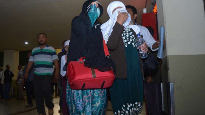 Calon haji korban penipuan tiba dari Filipina di Bandara Juanda, Jawa Timur, Minggu malam 4 September 2016.