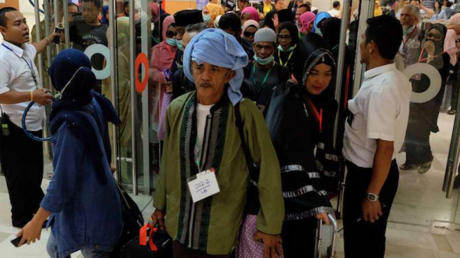 Para calon haji korban penipuan tiba dari Filipina di Bandara Sultan Hasanuddin Makassar, Sulawesi Selatan.