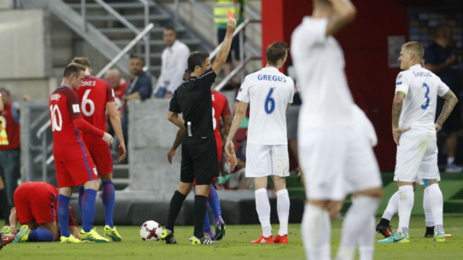 Bek Slovakia, Martin Skrtel, diusir wasit.