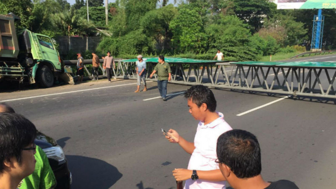 Papan petunjuk jalan di Tol Kebon Jeruk roboh ditabrak truk