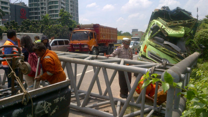 Evakuasi tiang penunjung jalan yang roboh di Tol Kebon Jeruk