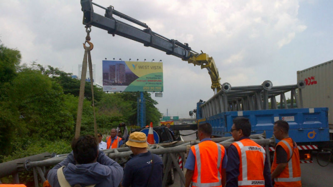 Evakuasi tiang penunjung jalan yang roboh di Tol Kebon Jeruk