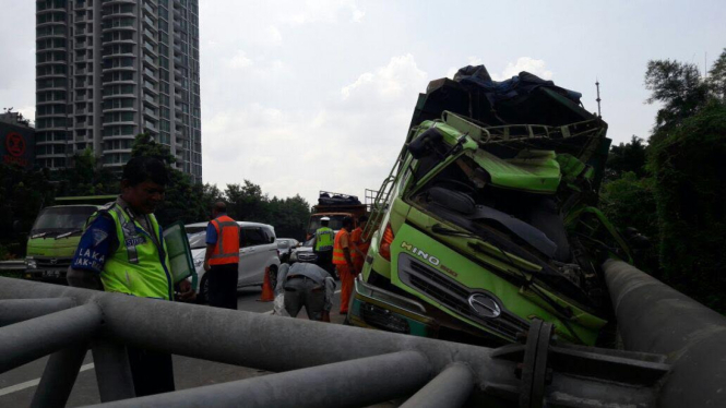 Kondisi tiang penunjuk jalan yang roboh ditabrak truk di Tol Jakarta Merak.
