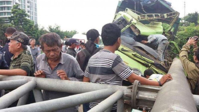 Kondisi tiang penunjuk jalan yang roboh ditabrak truk di Tol Jakarta Merak.