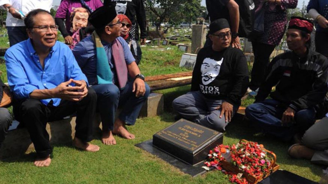 Rizal Ramli saat sambangi makam Benyamin Sueb