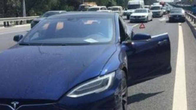 Mobil Tesla yang mengalami kecelakaan saat pakai mode autopilot.