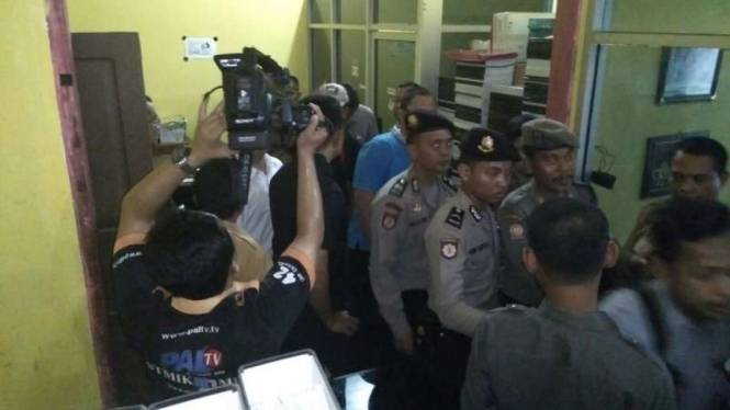  Penyidik KPK menyambangi kantor Bupati Banyuasin Yon Anton Ferdian untuk melakukan pemeriksaan dan penyegelan sejumlah bukti, Senin (5/9/2016)