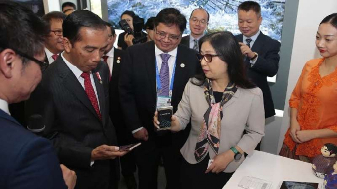 Chairwoman Huawei, Sun Yafang menjelaskan teknologi kepada Jokowi