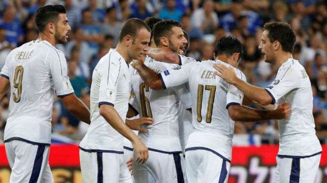 Para pemain Italia merayakan gol ke gawang Israel.