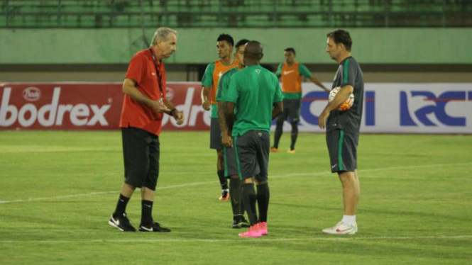 Pelatih timnas Indonesia, Alfred Riedl (merah), saat memberikan arahan kepada Boaz Solossa dan Irfan Bachdim.
