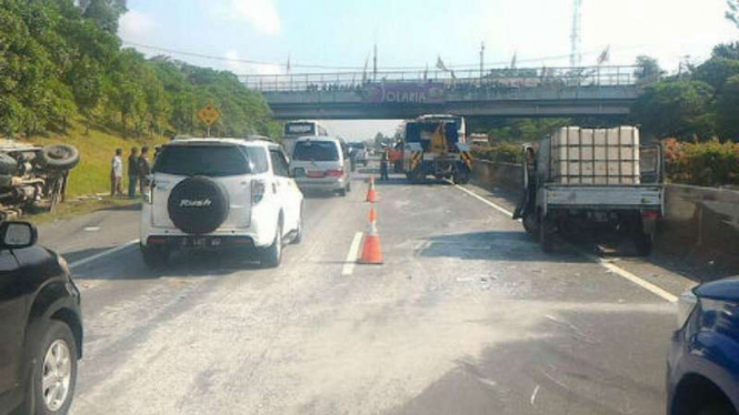 Lalu lintas macet akibat proses evakuasi kendaraan yang terlibat kecelakaan di jalur Tol Cipularang Kilometer 73-200 B, Jawa Barat, pada Selasa, 6 September 2016.