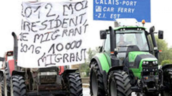 Demo menolak imigran di Calais, Prancis.