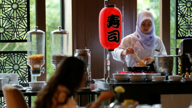 Seorang pegawai muslim menyajikan makanan untuk sarapan di hotel Al Meroz di Bangkok, Thailand, 29 Agustus 2016. 