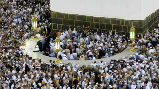 Hijir Ismail dipadati jemaah haji yang menunaikan salat sunah.