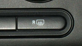 Jangan Mengelap Defogger Mobil Terlalu Keras, Ini Risikonya